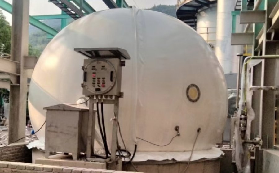 The small gas holder is also very cute and very useful