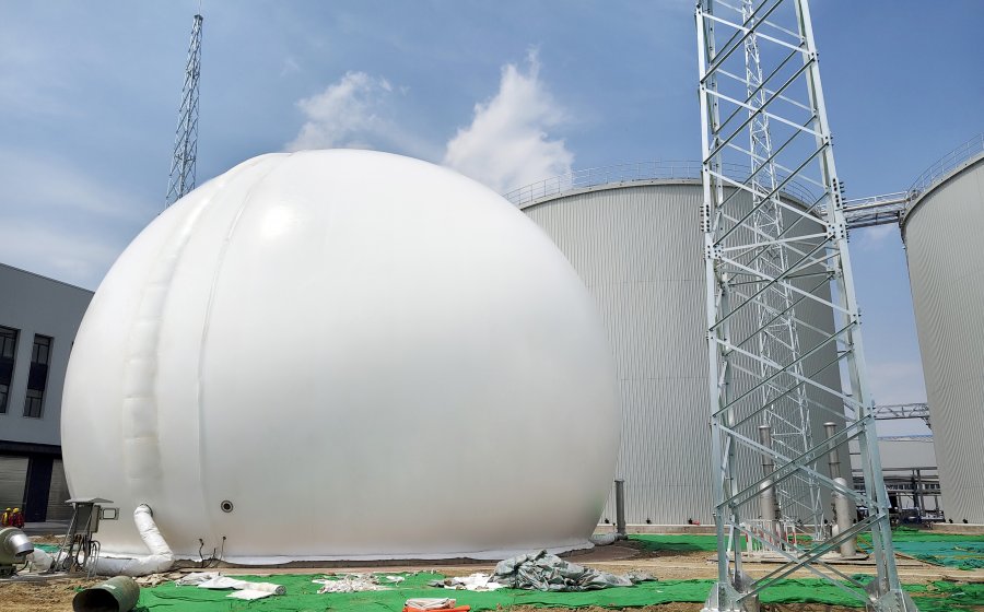 Two sets of 3000m³ gas holders at the landfill site
